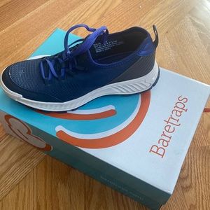 Bare traps tennis shoes in navy blue